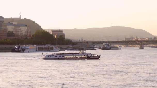 Boat u-turn on the Danube — Stock Video