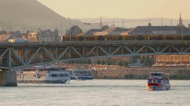 Tekneler ve tramvaylar altında ve Petofi Köprüsü, Budapeşte üzerinden