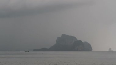 Longtail tekne yavaş yavaş yüzen. Ao Nang beach, Krabi, Tayland