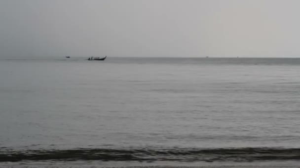 Longtail łodzi płynie od lewej do prawej — Wideo stockowe