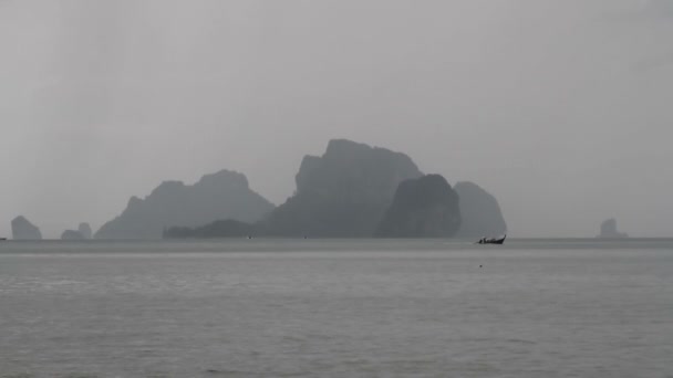 Bateau à queue longue sur le fond des îles. Plage d'Ao Nang, Krabi, Thaïlande — Video