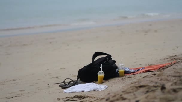 Dinge, die ein Tourist am Strand macht — Stockvideo