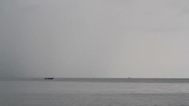 Bateau à queue longue à l'horizon de la mer d'Andaman — Video