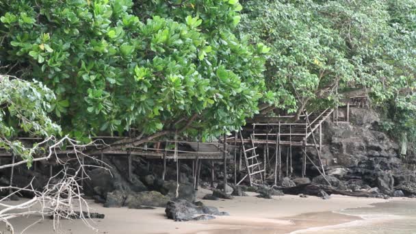 Ahşap bir köprüde Pai Plong Plajı'na yürüme insanlar. Ao Nang, Tayland — Stok video