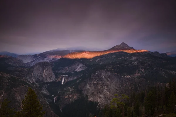 Ring of fire över Yosemite national park — Stockfoto