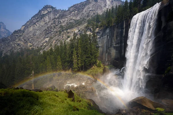 Regnbåge på Vernal faller i Yosemite national park — Stockfoto