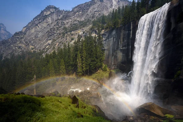 Yosemite Milli Parkı'gökkuşağı Vernal üzerinde düşüyor
