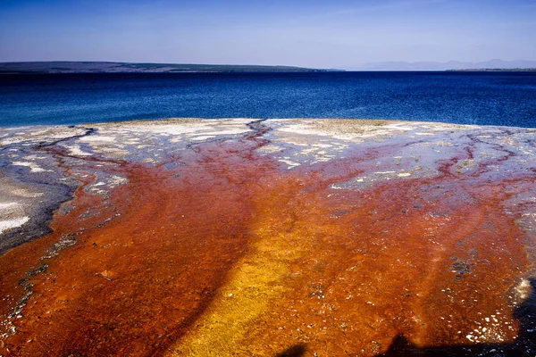 Black pool runoff in Yellowstone lake — Stock Photo, Image