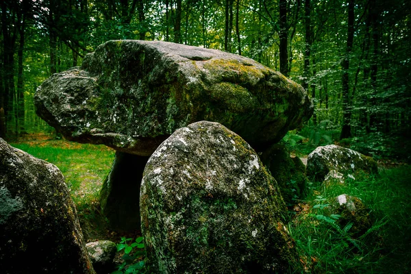 O Pierre Courcoul é um dolmen encontrado na floresta de Foug. — Fotografia de Stock
