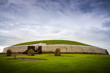 Boyne Vadisi 'ndeki Newgrange geçidi mezarı. 