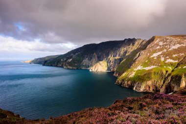 Donegal ilçesindeki Slieve ligi uçurumları
