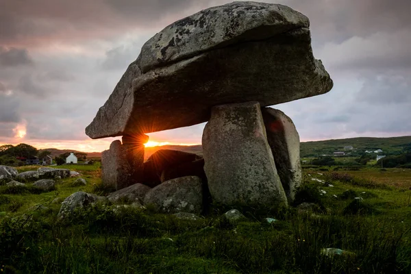 Pôr do sol flare passando por Kilclooney Mais dolmen — Fotografia de Stock