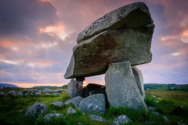 Kilclooney Mais dolmen ao pôr do sol — Fotografia de Stock