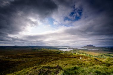 İrlanda 'daki Connemara Ulusal Parkı Elmas Tepesi manzaralı