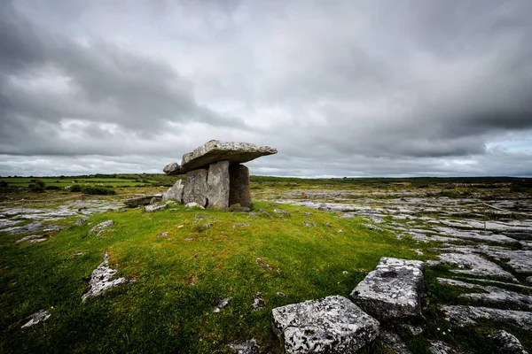 Dolmen de Poulnabrone también llamado Agujero de Dolores en Clare — Foto de Stock