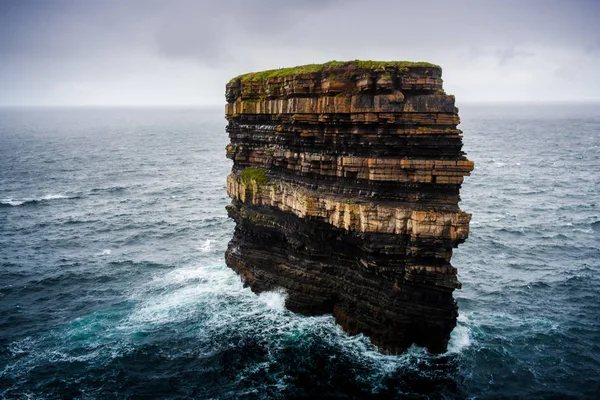 Patrick jäljittää Irlannin geologista historiaa. — kuvapankkivalokuva