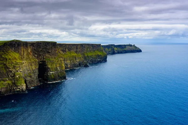 Blue sea at the foot of Moher cliffs — Stock Photo, Image