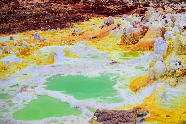 Puddle whose color is given by sulfuric acid at Dallol volcano — Stock Photo, Image