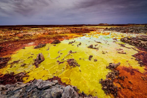 Ásványok és kénsav ömlött ki, hogy a Dallol a colo — Stock Fotó