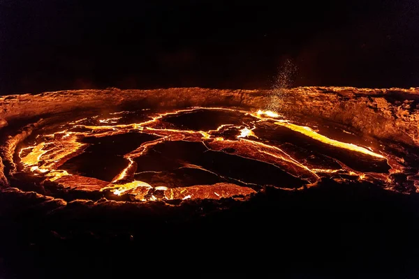 Erta Ale volkanı üzerindeki lav gölü