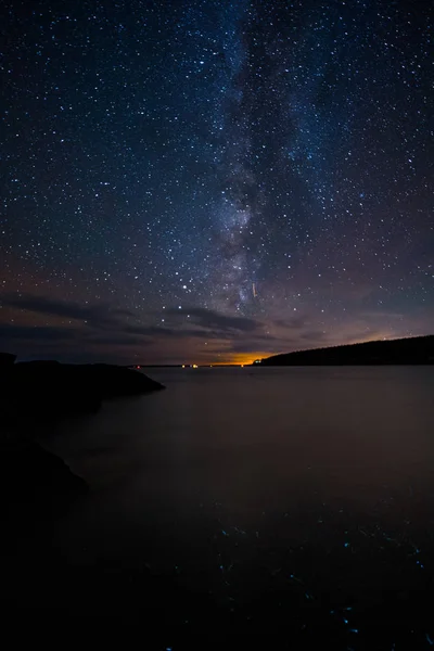 Mléčná dráha a bioluminiscenční plankton v národním parku Acadia — Stock fotografie