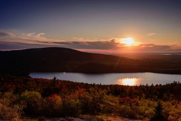 Acadia 's Jordaan waterplas door een daling zonsondergang — Stockfoto