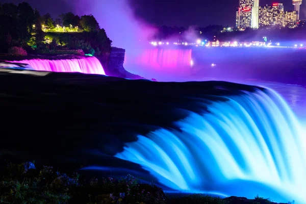 Niagara valt 's nachts gekleurd — Stockfoto