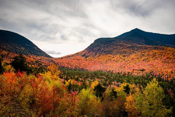 De witte bergen vallen in kleuren — Stockfoto