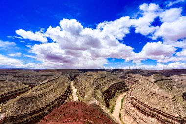 Kaz boynu parkındaki San Juan nehrinde gezginler.