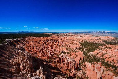 Bryce Kanyonu amfi tiyatrosunun geniş bir manzarası var.
