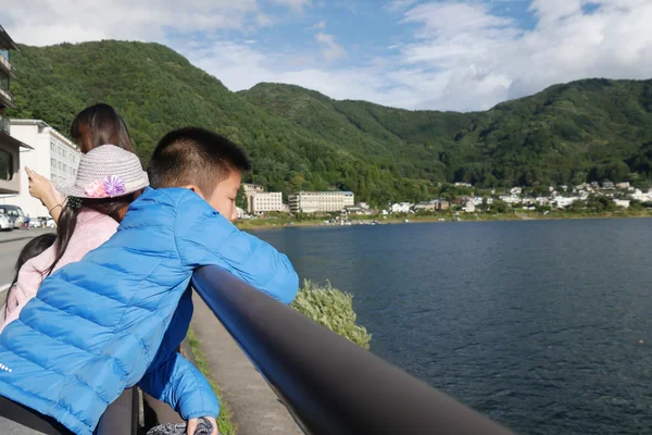Bambini che guardano il lago Kawaguchigo . — Foto Stock