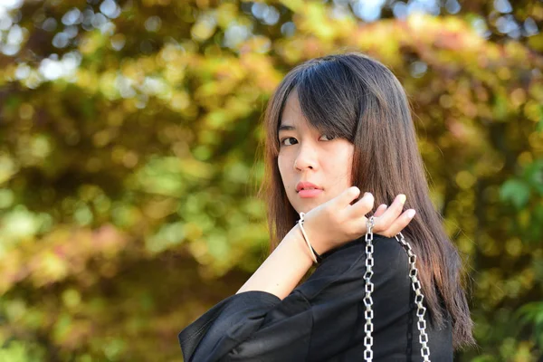 Asiatiska tonåring flicka stående under den röda lönn löv, Japan — Stockfoto