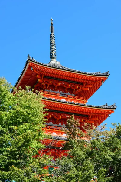 Templo Kiyomizu-dera en Kyoto, Japón, Pagoda con cielo azul . — Foto de Stock