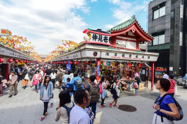 Tokyo, Japonya - Ekim 07: Sokak Asakusa alışveriş Nakamise 