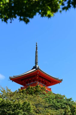 Kyoto, Japonya, Pagoda mavi gökyüzü ile Kiyomizu-dera Tapınağı.