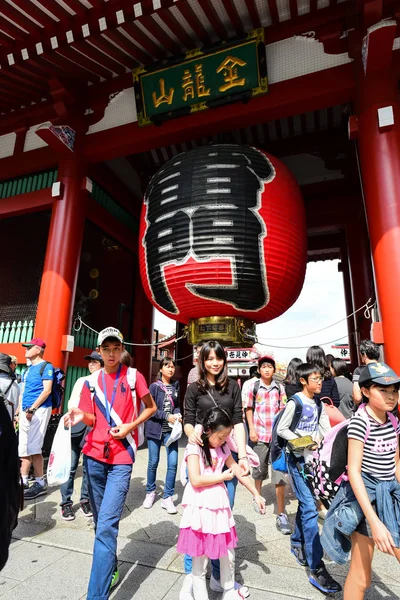 东京 — — 2016 年 10 月 7 日︰ 人群中的游客在浅草寺寺 — 图库照片