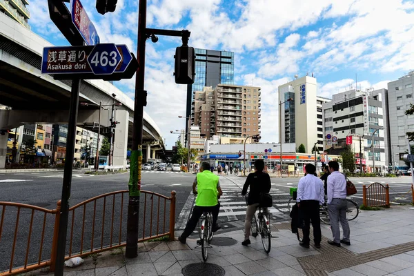 Sakusa - Tokio - Japonia - 07 PAŹ 2016: japoński ludzi oczekujących — Zdjęcie stockowe