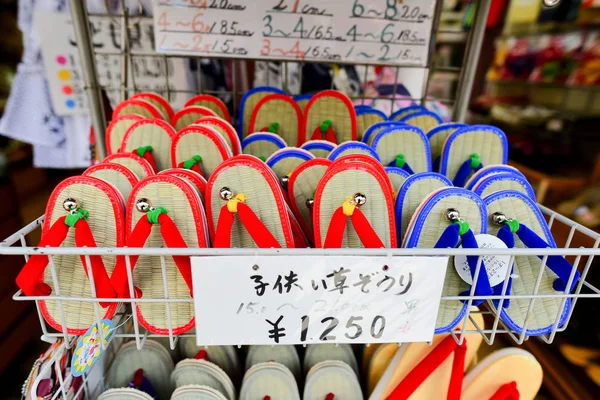 Tokyo, Japan - October 07, 2016 : Japanese traditional shoe shop — Stock Photo, Image