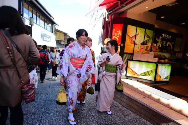 TOKIO-JAPÓN - 07 DE OCTUBRE DE 2016: Chicas japonesas en vestido de kimono w — Foto de Stock