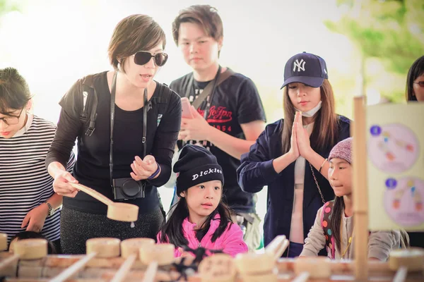 Kjóto, Japonsko - 08 říjen 2016: bez názvu turistů vyčistit jejich ha — Stock fotografie