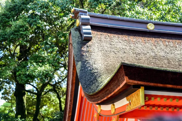 Cerca del techo del templo japonés entre los árboles de arce verde — Foto de Stock