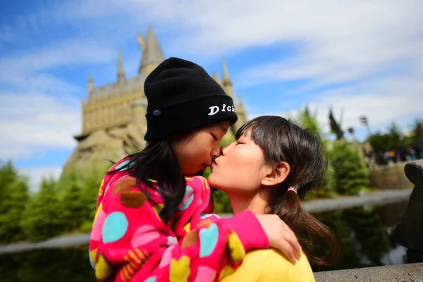 OSAKA, JAPÓN - 13 DE OCTUBRE DE 2016: Niña japonesa sosteniendo su manto —  Fotos de Stock