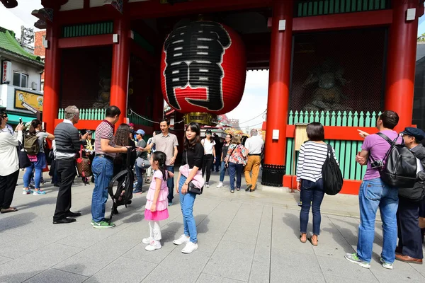 TOKIO - 07 OCT 2016: Multitud de visitantes en el Templo Senso-ji en — Foto de Stock