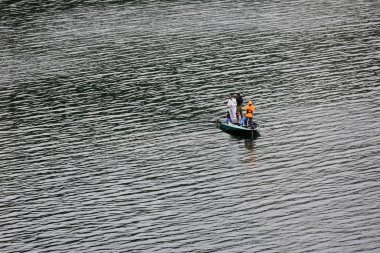Kawaguchiko, Japonya - 09 Ekim 2016: Kimliği belirsiz üç kişi bir