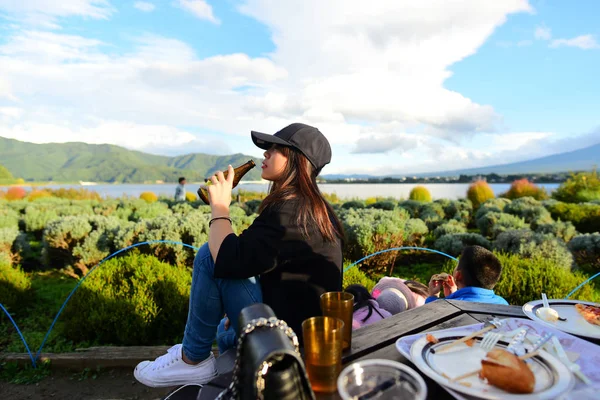 KaWAGUCHIKO, JAPAN - OCTOBER 08, 2016: Asian Teenager girl enjoy — Stock Photo, Image