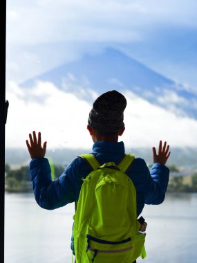 Fujisan Kawagu yakınındaki ryokan penceresinden bakarak çocuğun arkasında