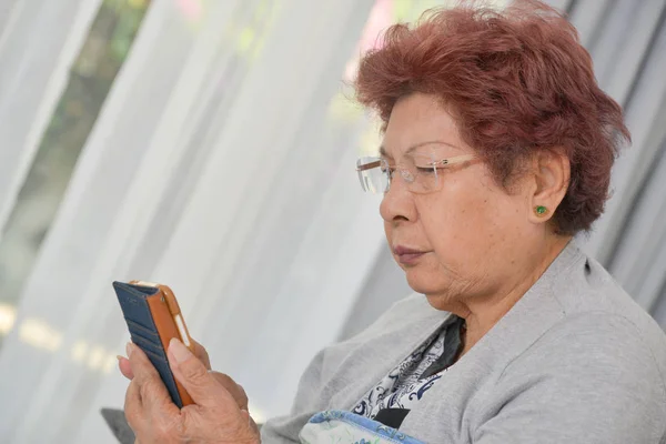 Asiatique femme âgée à la maison connecté sur Internet — Photo