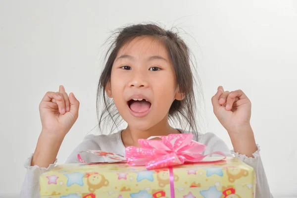 Beyaz bir arka plan üzerinde hediye ile şirin Asyalı kız — Stok fotoğraf
