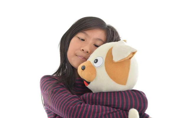 Asiática chica holding cachorro muñeca en blanco fondo . — Foto de Stock