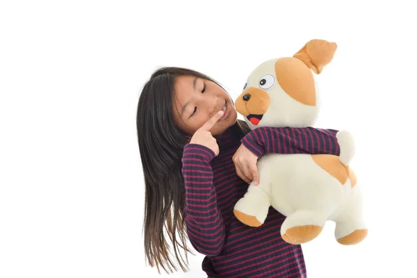 Asiática chica holding cachorro muñeca en blanco fondo . —  Fotos de Stock